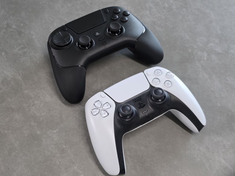PS5의 기본 게임패드인 ‘듀얼센스’와 비교해보니 손바닥에 닿는 부분이 더 넓었고 텍스쳐 처리 덕분에 보다 덜 미끄러지는 점을 확인할 수 있었다.