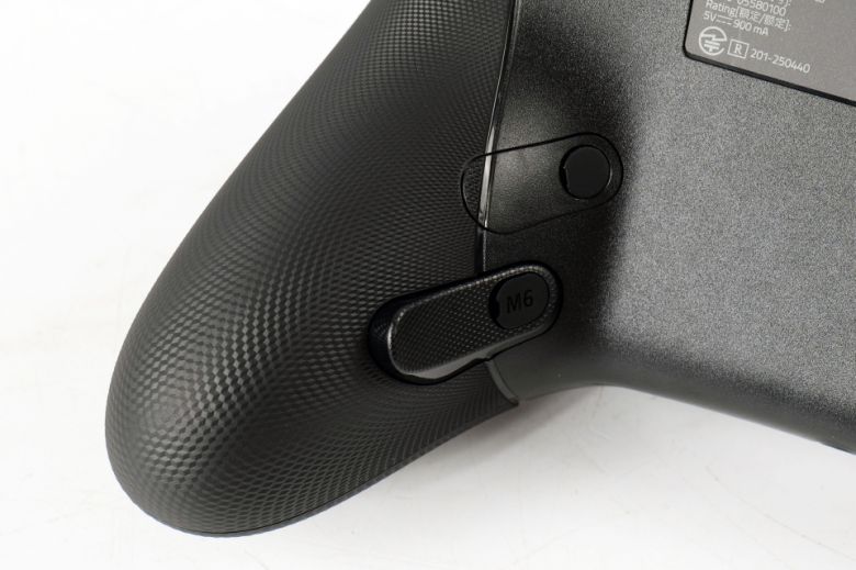 M3~M6 버튼이 불편하다면 드라이버로 해당 버튼을 분리하고 동봉된 커버를 통해 해당 버튼을 아예 사용하지 않도록 하는 것도 가능하다.