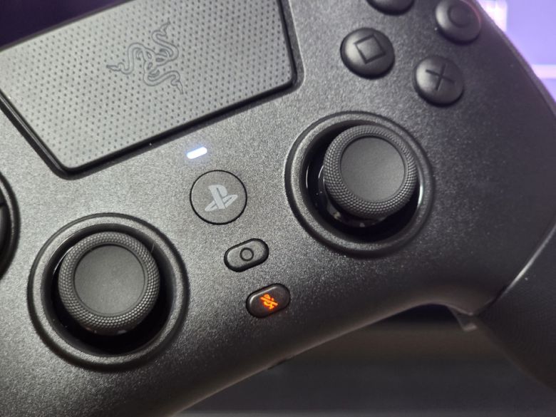 마이크 음소거 버튼을 누르면 주황색 LED가 점등되어 마이크의 음소거 여부를 직관적으로 표현한다.