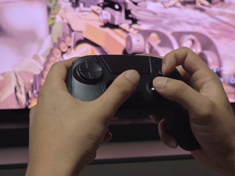 일반적인 게임패드 그립뿐만 아니라 ‘클로 그립’으로 쥐고 사용해도 위화감이 없도록 설계됐다.