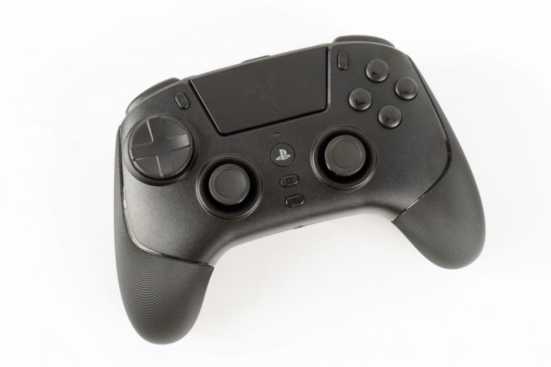 라이주 V3 프로는 플레이스테이션 게이머를 중점으로 타게팅한 제품인 만큼 대칭형 아날로그 스틱을 채택했다.