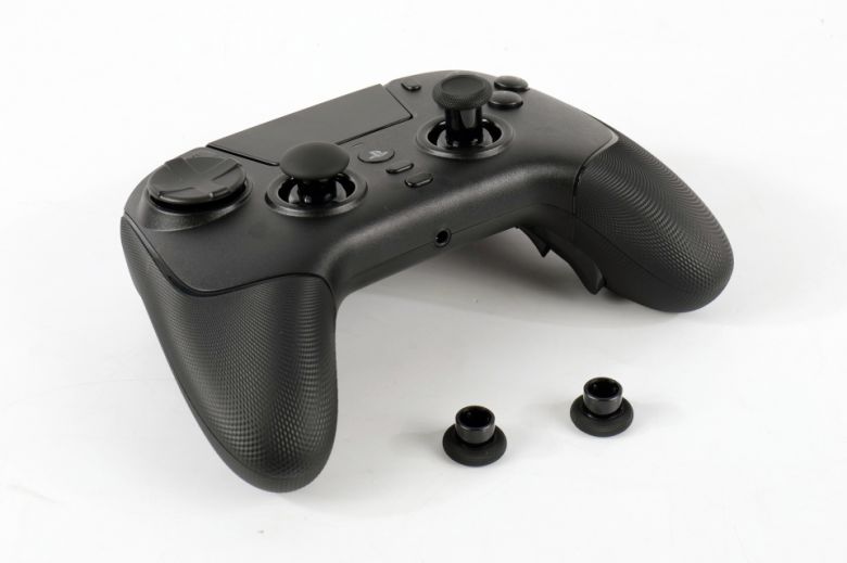 추가적인 썸스틱을 제공해 원하는 스타일로 커스터마이징해서 즐길 수 있다.