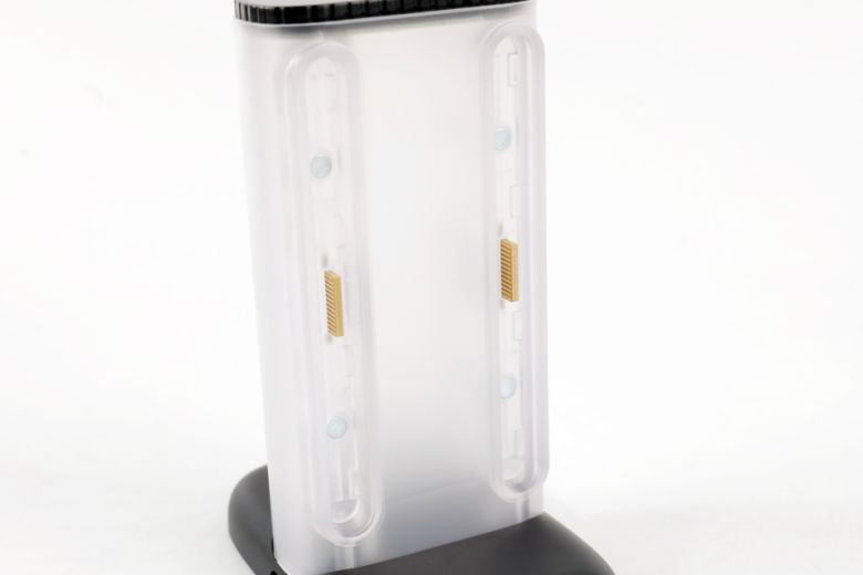 조이콘 2 충전부 하나당 2개의 자석과 충전 접점이 위치한 것을 알 수 있다.