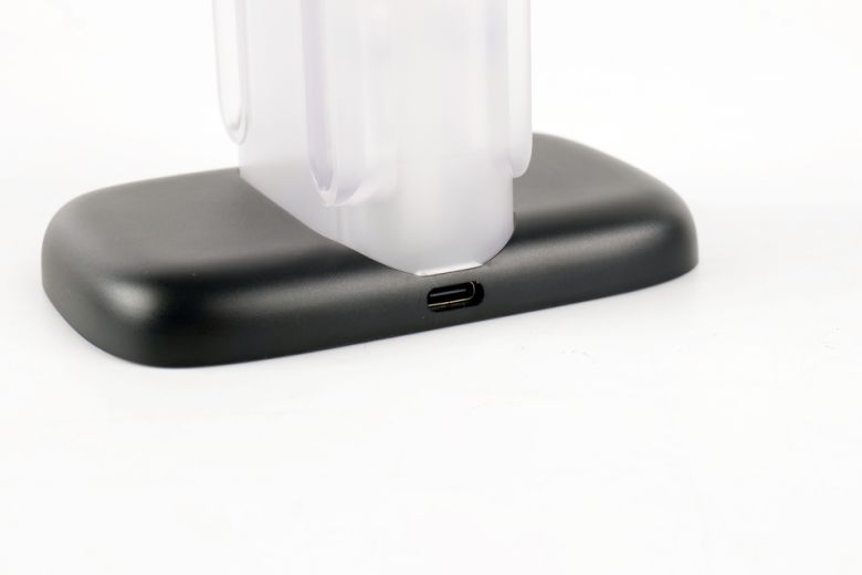 컬러풀 충전독은 우리 주변에서 흔히 볼 수 있는 USB Type-C 단자를 택했다.