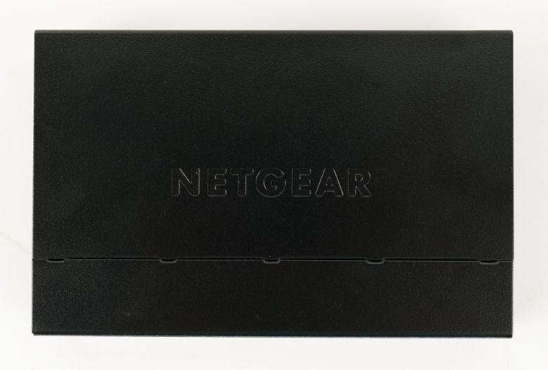 상판에는 넷기어 로고가 새겨져 있다.