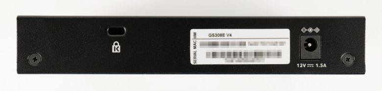 후면에는 켄싱턴 슬롯, 전원 단자가 있다.