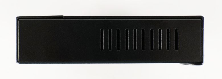 측면에는 내부 열을 배출하기 위한 구멍이 있다.