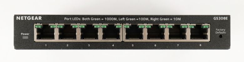 전면에는 전원 LED, 8개의 포트와 LED, 리셋 버튼이 있다. 어느 쪽에 LED가 들어오느냐에 따라 현재 연결된 네트워크 속도를 알 수 있다.