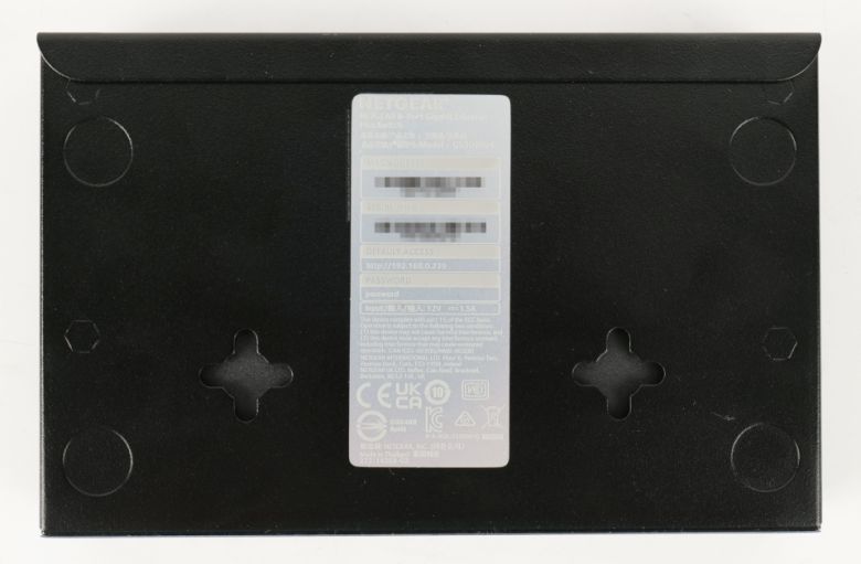 하판에는 벽에 걸 수 있는 홈이 있다.