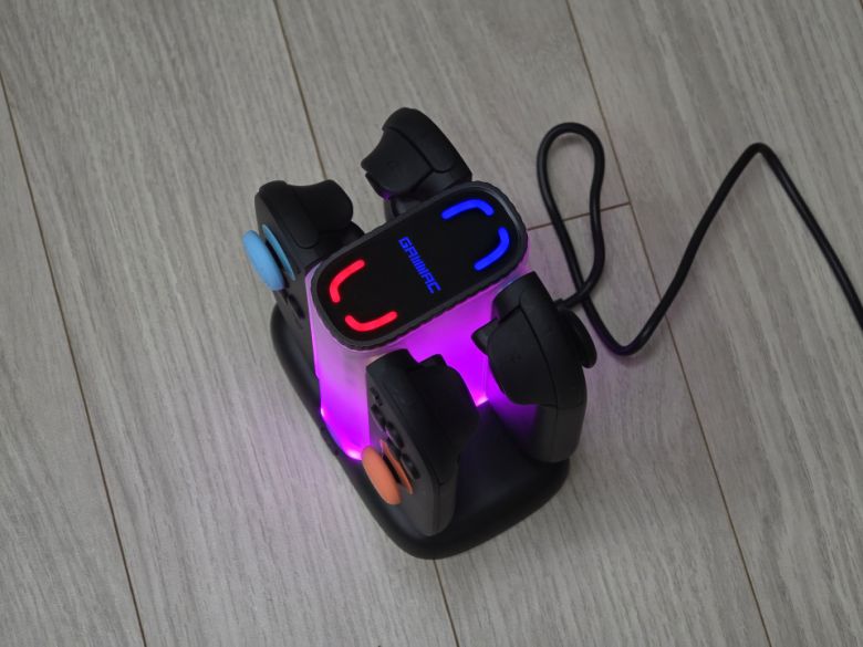 파란색 LED는 충전이 완료되었음을 뜻한다.