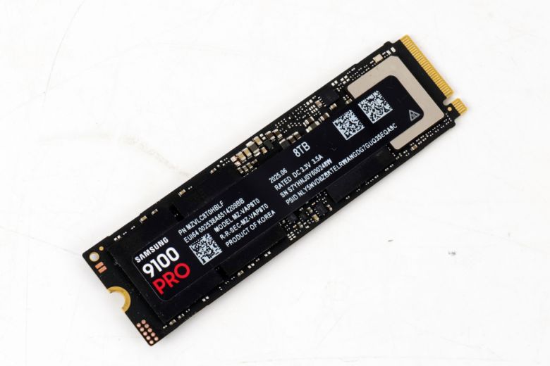 이 제품에는 5nm 컨트롤러를 품어 ‘삼성전자 990 PRO’ 대비 49% 우수한 전력 효율을 제공한다.