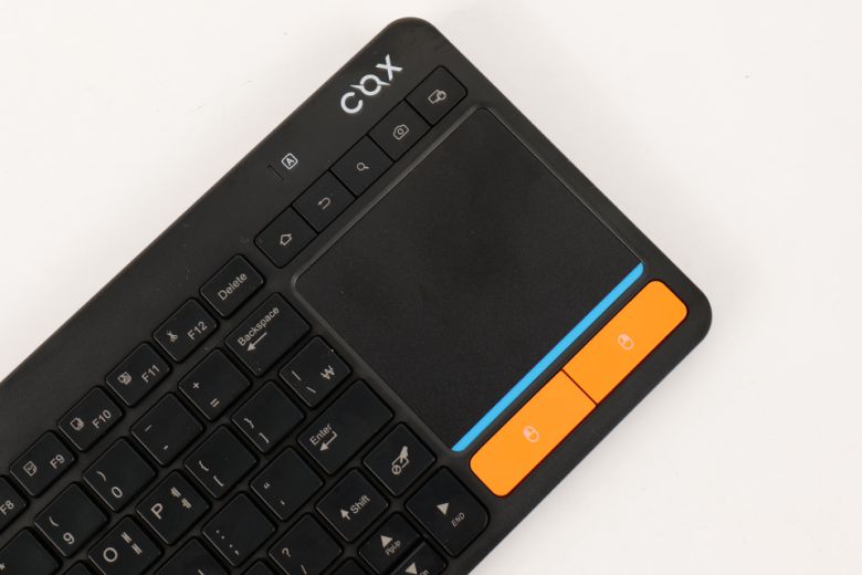 오른쪽에는 숫자 키패드 대신 터치패드와 다양한 기능 버튼, 마우스 클릭 버튼이 위치한다.