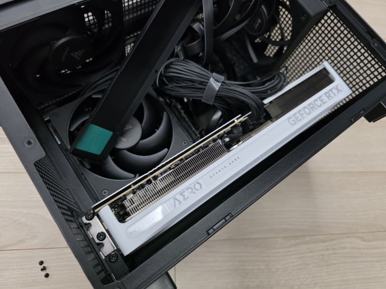 직접 장착해봐도 간섭 없이 결합됐다.