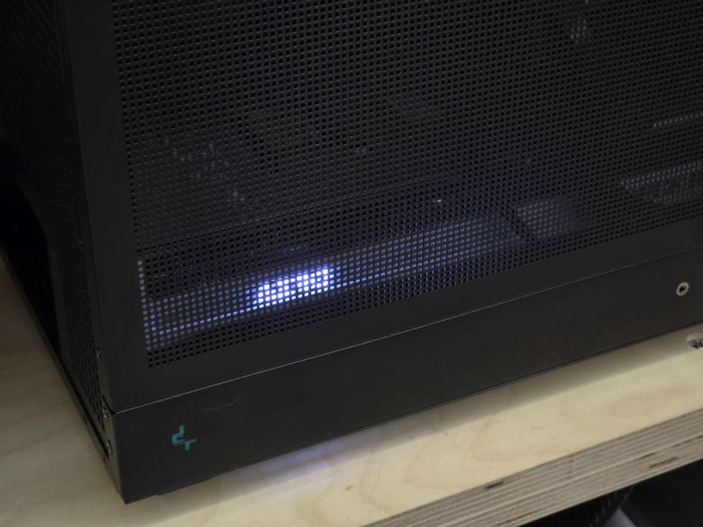 ‘에어로’ 로고에 RGB LED가 적용되었는데, 메쉬 케이스를 거쳐 은은하게 빛나는 RGB LED가 아름다웠다.