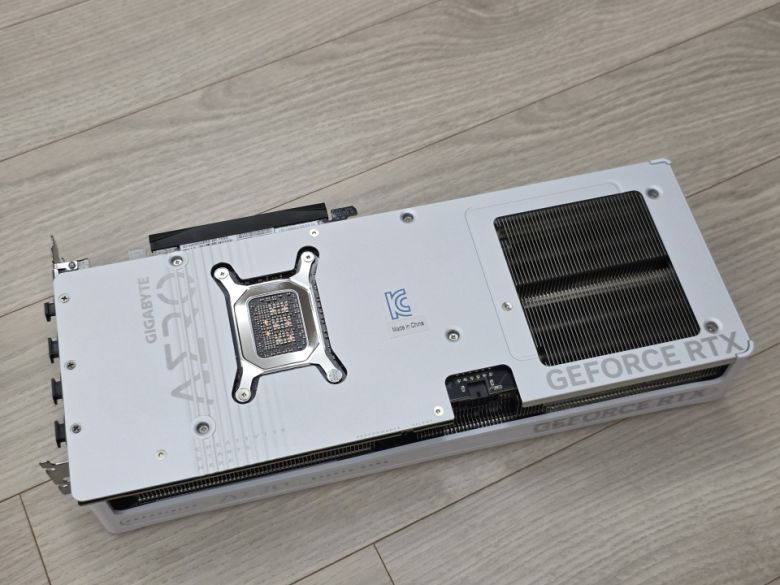 대형 베이퍼 챔버와 복합 구리 히트 파이프를 갖췄고 확장된 방열판 구조를 품어 GPU의 열을 보다 효과적으로 방출해낸다.