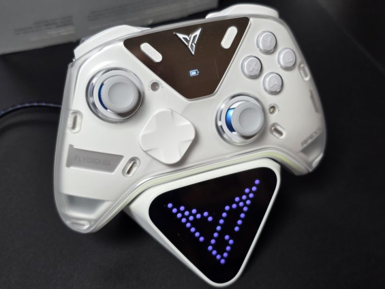 USB 허브와 충전 독을 겸하는 제품인데, 컨트롤러를 살짝 올려두는 것만으로도 간편하게 충전할 수 있다.