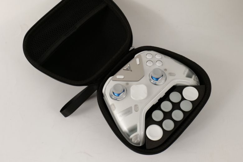 또 다른 별매 액세서리인 ‘엘리트 액세서리 팩’에는 게임패드와 추가 썸스틱, 추가 방향키가 동봉된다.