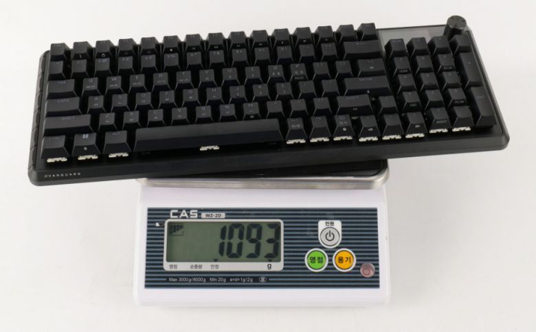 실제 측정한 무게는 1,093g이다.