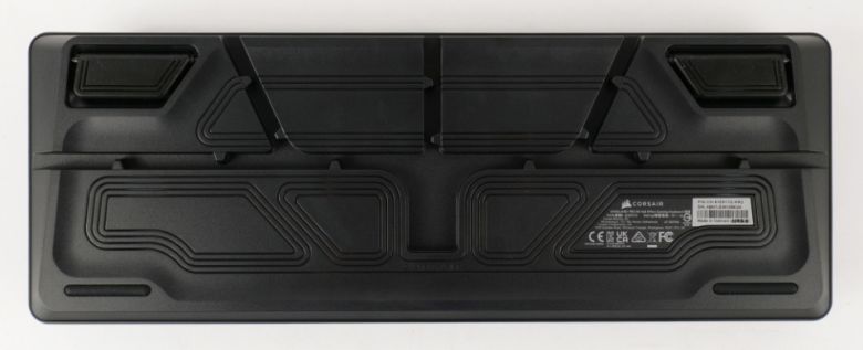 연결된 USB 케이블을 원하는 방향으로 빼낼 수 있도록 디자인됐다.​​​​​​​