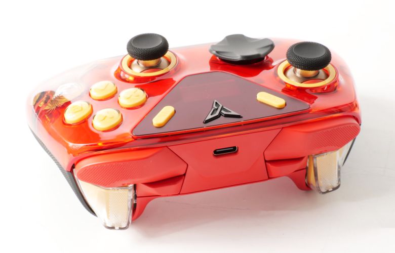 숄더 버튼도 2개 더 있어 더 다양한 조작이 가능하다.