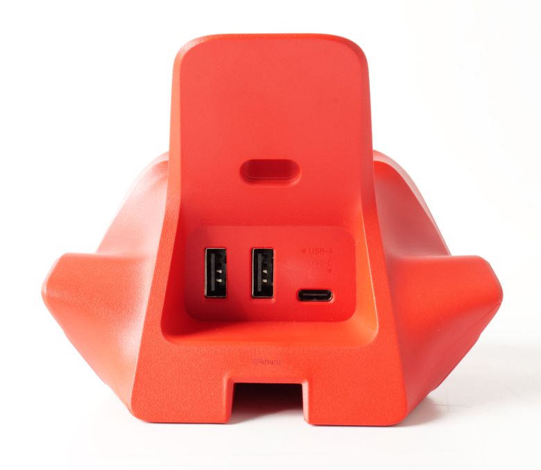 컨트롤러 차징 독2 PRO의 하단에 무선 리시버를 장착하고 USB Type-C 케이블을 통해 PC와 연결하면 된다. USB Type-A 단자 2개가 여분으로 더 있는데 USB 허브로도 사용할 수 있다.