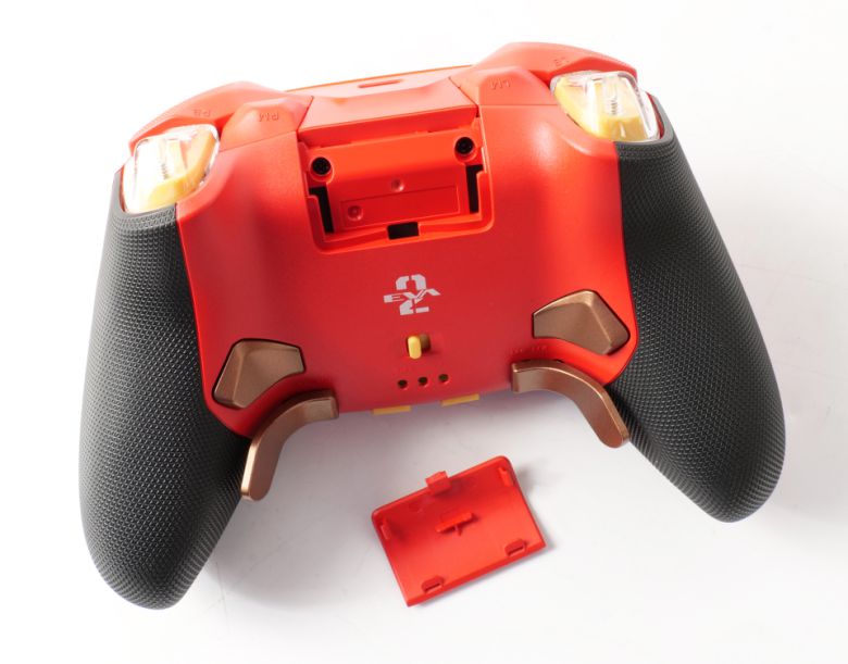 뒷면에는 백버튼이 4개 있다. 이중 밑에 있는 2개는 탈부착이 가능하다. 상단에 있는 커버를 벗기면 스마트폰 홀더를 끼울 수 있는 홈이 나온다.