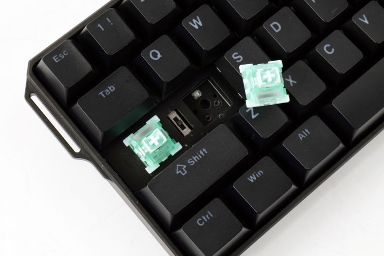 유선/윈도우(무선)/macOS(무선) 모드 전환용 스위치는 캡스락 키캡 하단에 위치한다.