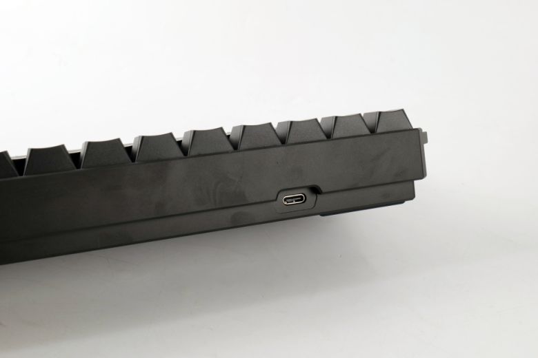 USB Type-C 단자를 갖췄고 유선 연결로 사용할 경우 최대 8000Hz의 높은 폴링레이트로 게임을 즐길 수 있다.