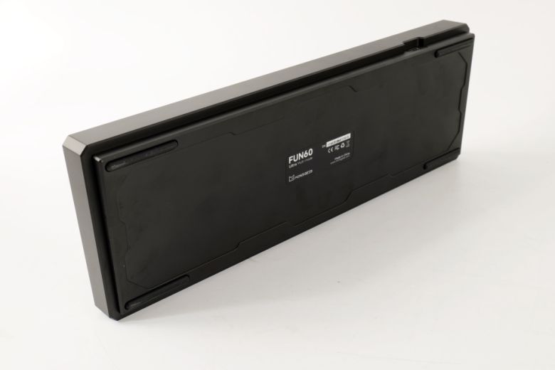 키보드 하단을 확인해보니 CNC 알루미늄으로 정밀하게 가공했으며, 바닥에 나사 하나 없는 유니바디 구성임을 알 수 있었다.