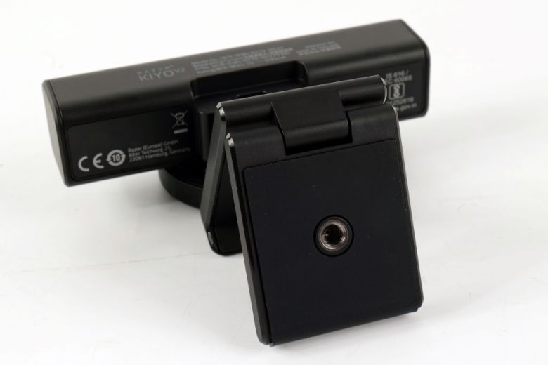 카메라 장비에서 흔히 쓰이는 1/4 나사산을 갖췄기 때문에 삼각대에 결합해서 사용할 수도 있다.