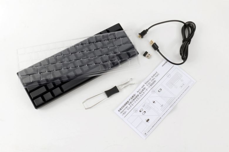 키보드, 키캡/스위치 풀러, 매뉴얼, 더스트 커버, USB Type-C to A 케이블, 리시버가 동봉된다.