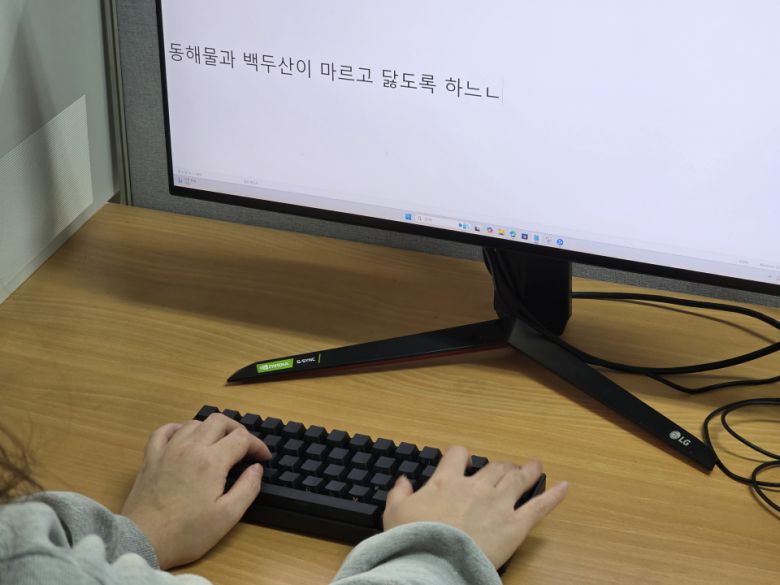 리니어 타입으로 걸림 없이 부드럽게 입력되었으며, 타건음 역시 무척이나 깔끔한 편에 속했다.