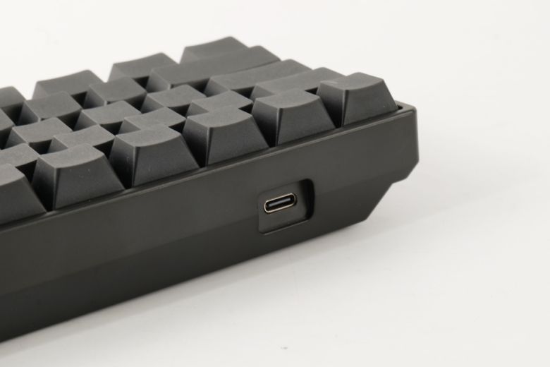 이 키보드에는 USB Type-C 단자가 있어 손쉬운 유선 연결 및 충전이 가능하다.