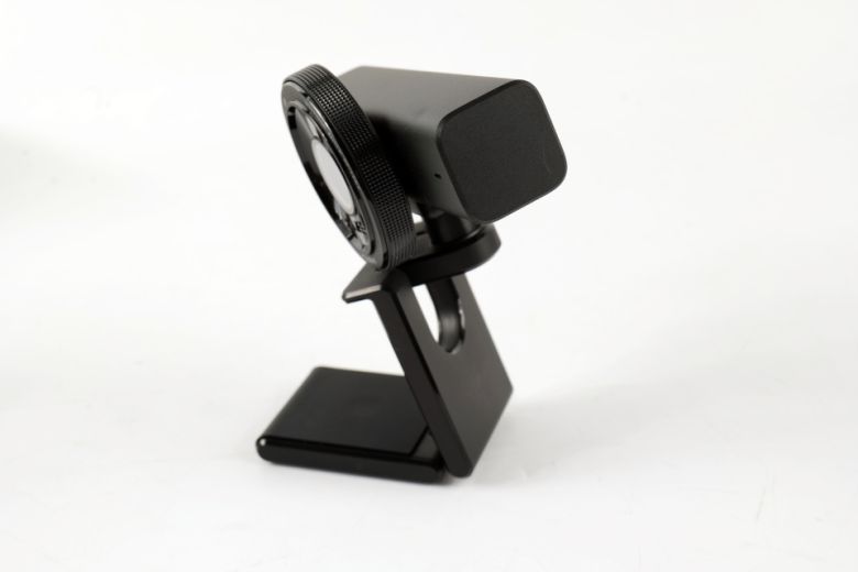 레이저 키요 V2는 고정 L자형 마운트가 제품과 일체형으로 제작되었는데, 폭넓은 각도 조절이 가능하다.