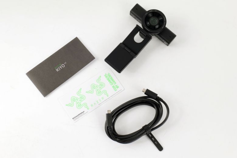 레이저 키요 V2의 구성품을 살펴보자. 제품 본체, 매뉴얼, USB Type-C to A 케이블, 레이저 스티커가 제공된다.