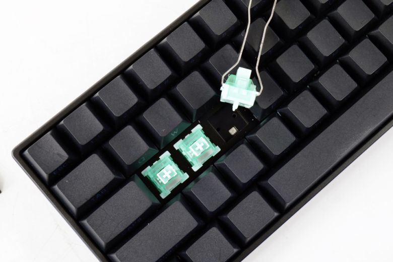 본 키보드에 탑재된 스위치는 ‘AKKO 글레어 자석축 스위치’다.