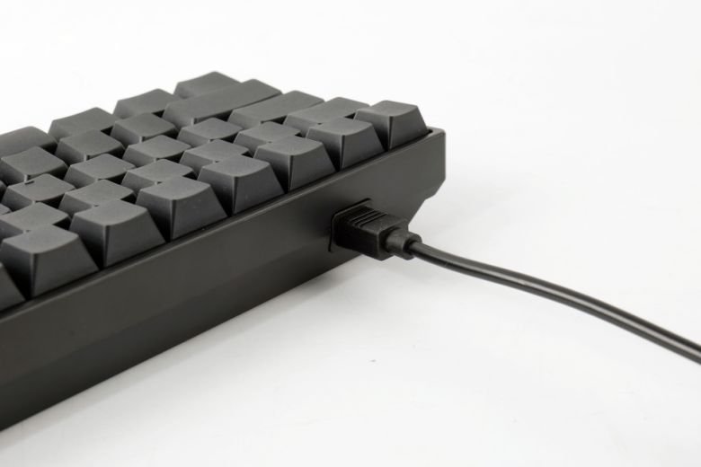 동봉된 USB Type-C 케이블을 연결하면 마치 케이블 일체형 키보드처럼 깔끔하게 연결되는 점도 매력적인 요소다.