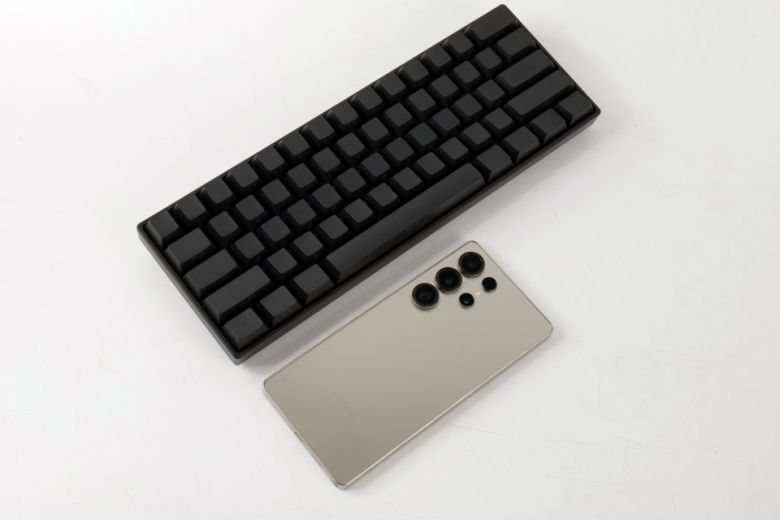 61키 레이아웃을 갖춘 60% 배열 키보드로 무척이나 아담하다.