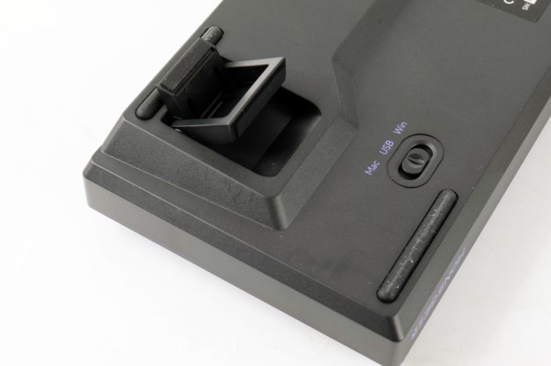 3가지 각도 중 원하는 각도로 타건할 수 있으며, 연결 모드를 오갈 수 있는 스위치도 품었다.