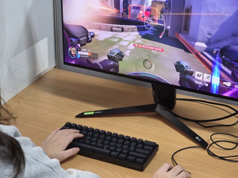FPS 게임 ‘오버워치 2’를 즐겨보니 빠른 반복 입력이 요구되는 상황에서 특히 빛을 발휘했으며, 래피드 트리거와 작은 폼팩터의 조합이 우수했다.