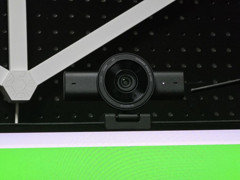 레이저 키요 V2는 고정 L자형 마운트가 제품과 일체형으로 제작되었는데, 폭넓은 각도 조절이 가능하다.