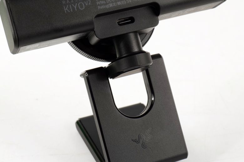 프리미엄 웹캠답게 USB Type-C 단자를 택해 케이블 탈착이 가능한 구조다.