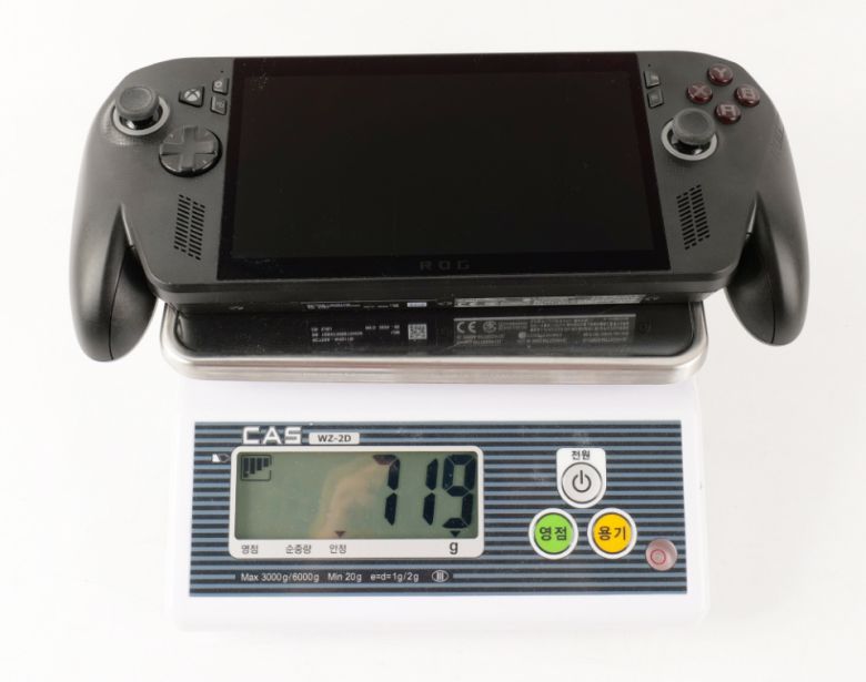 실제 측정한 무게는 719g이다.