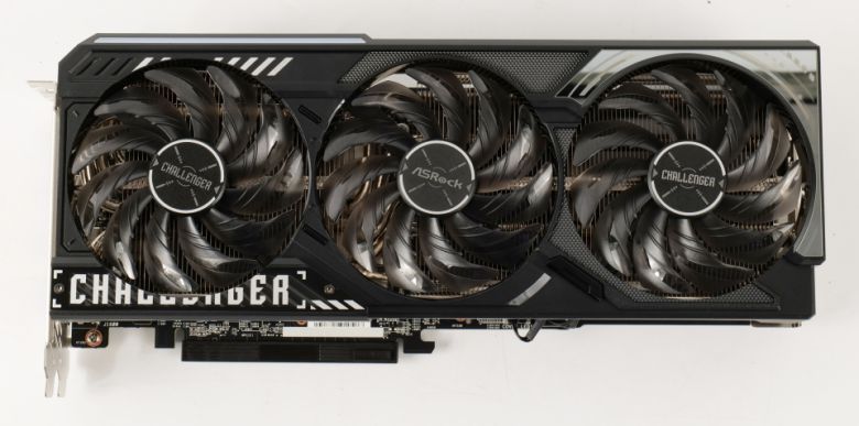 트리플 팬 디자인이다.