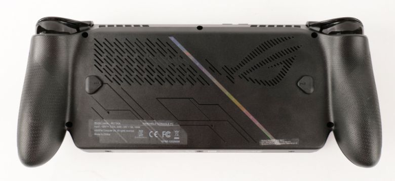 손잡이는 Xbox 게임패드 같은 느낌으로 손에 잘 감기는 디자인이다.