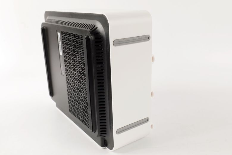 측면에는 미끄럼 방지 실리콘이 부착되어 공유기를 세로로도 거치할 수 있도록 했다.