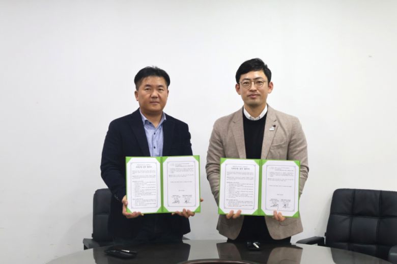 (좌측부터 박정수 마이크로닉스 사장, 어정욱 굿네이버스 사회공헌협력부 부장)한미마이크로닉스와 굿네이버스가 국내아동권리보호사업 사회공헌 협약식을 가졌다. (이미지 출처 : 마이크로닉스 제공)