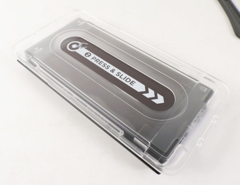 부착 과정은 매우 쉽다. 그냥 가이드에 맞춰 올려놓고 당기고 누르고 밀면 끝이다.