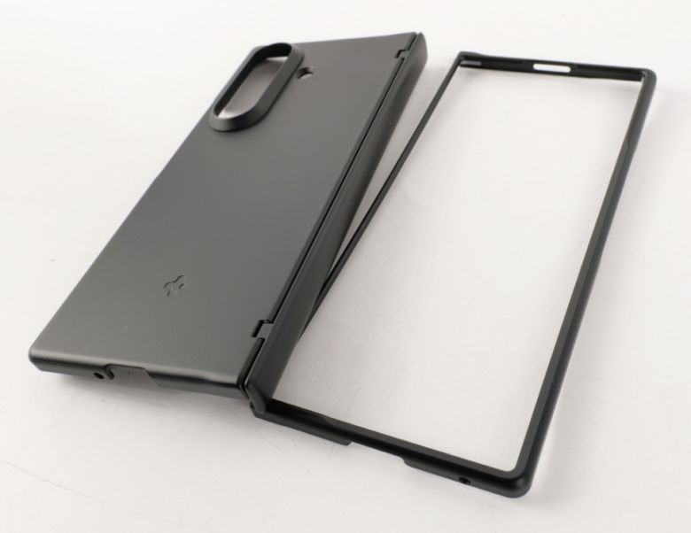 전면과 후면이 분리됐으며, 힌지 보호 부분은 후면에 붙어있다.