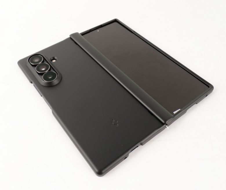 펼쳤을 때도 힌지 보호 부분이 걸리적거리지 않는다.